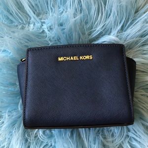 Navy blue Michael Kors shoulder bag.